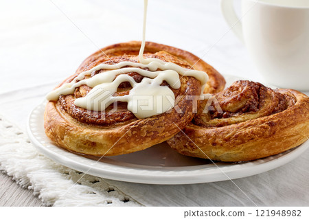 freshly baked cinnamon rolls 121948982
