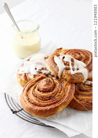 freshly baked cinnamon rolls 121948983