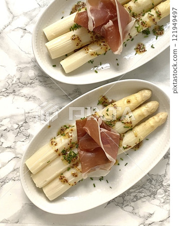 Seasonal ingredients! White asparagus and prosciutto appetizer 121949497