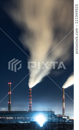 Night over the industrial city.Factory chimneys smoke.Environmental problem of environmental and atmospheric pollution.Climate change,environmental disaster.The sky is smoky with toxic substances 121949928