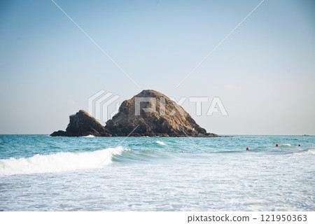 The El Arco Arch at the Land's End rock formations on the Baja Peninsula, at Cabo San Lucas, Mexico. 121950363