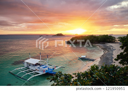 Beautiful sunset on Malapascua Island, Philippines. 121950951