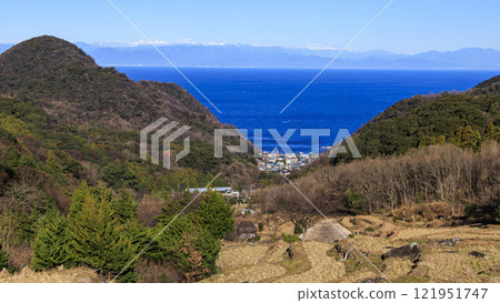 冬季在石部梯田眺望富士山 冬季在石部梯田眺望富士山 121951747