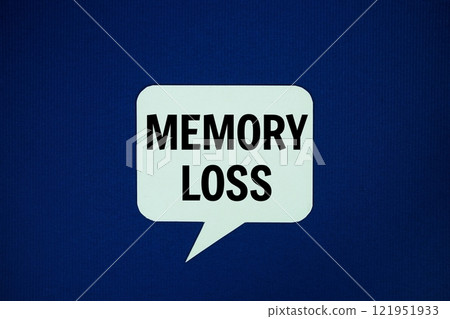 Memory Loss text on speech bluble top view on navy blue background 121951933