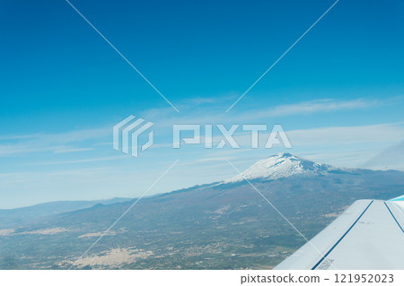 從空中看到西西里島的埃特納火山 從空中看到西西里島的埃特納火山 121952023
