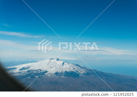 從空中看到西西里島的埃特納火山 從空中看到西西里島的埃特納火山 121952025