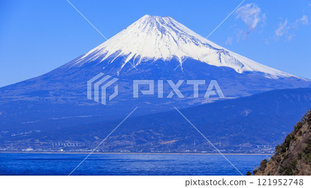 Snow-capped Mount Fuji seen from Ida across the sea Snow-capped Mount Fuji seen from Ida across the sea 121952748