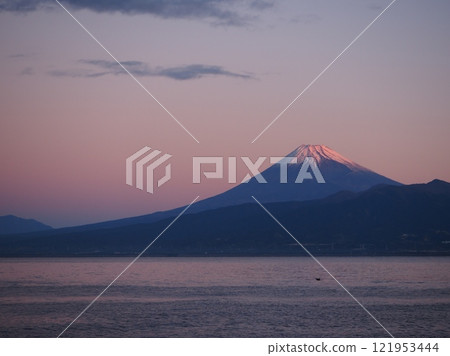 冬天的富士山在早晨的陽光下開始閃耀 (202412090637) 冬天的富士山在早晨的陽光下開始閃耀 (202412090637) 121953444