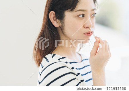 一個年輕女子刷牙 121953568