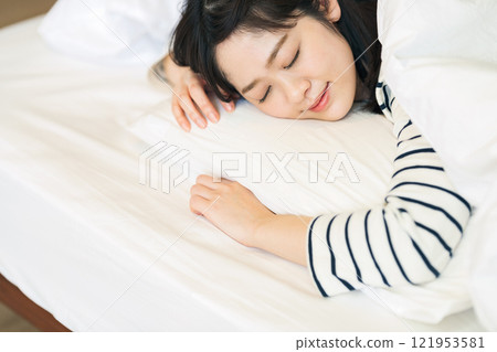 女人臉朝下睡在床上 121953581