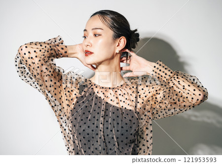 穿著透視衣服的女人的肖像 穿著透視衣服的女人的肖像 121953593