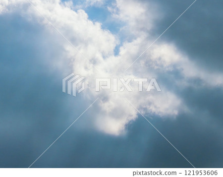 透過雲層縫隙看到的藍天 196 121953606