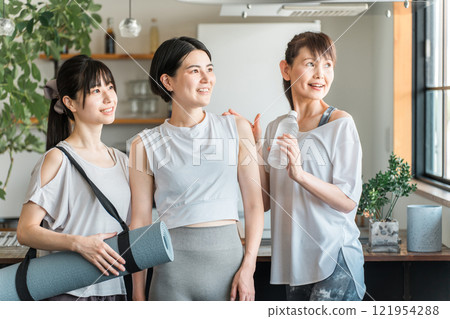 參加瑜珈課程(瑜珈、熱瑜珈、運動)的女性瑜珈服訓練 參加瑜珈課程(瑜珈、熱瑜珈、運動)的女性瑜珈服訓練 121954288