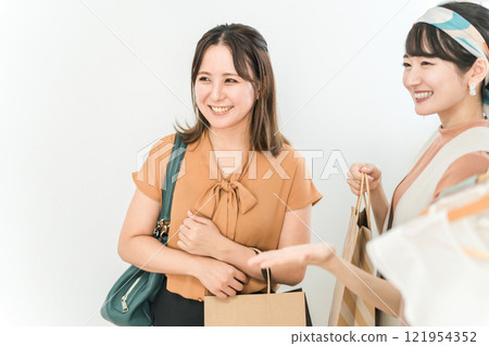 一名女性顧客在服飾店/雜貨店收銀台領取商品 一名女性顧客在服飾店/雜貨店收銀台領取商品 121954352