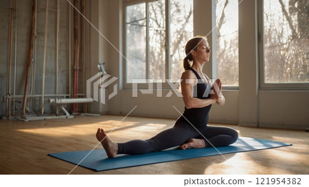Women who do yoga 121954382