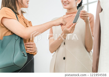 女性在服飾店使用智慧型手機(優惠券、會員註冊、應用程式、銷售、討價還價、購買點活動) 女性在服飾店使用智慧型手機(優惠券、會員註冊、應用程式、銷售、討價還價、購買點活動) 121954508