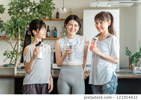 A female training partner who drinks protein and EAA after exercise. A female training partner who drinks protein and EAA after exercise. 121954832