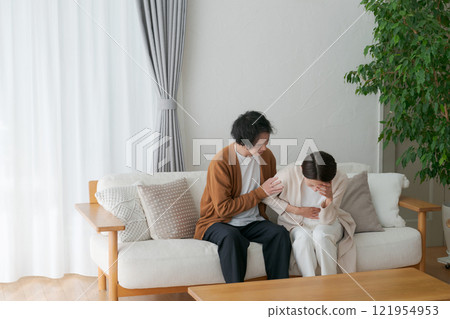 身體不適的妻子和憂心忡忡的丈夫 身體不適的妻子和憂心忡忡的丈夫 121954953