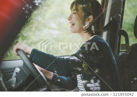 Women driving alone 121955042