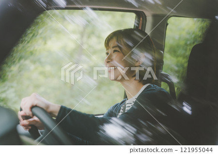 女性單獨駕駛 121955044