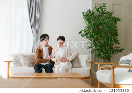 身體不適的妻子和憂心忡忡的丈夫 121955180