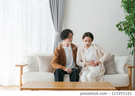 身體不適的妻子和憂心忡忡的丈夫 身體不適的妻子和憂心忡忡的丈夫 121955181