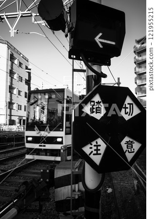 東京城市景觀與都電電車穿過豐島區 2024.11 d-3 單色 121955215