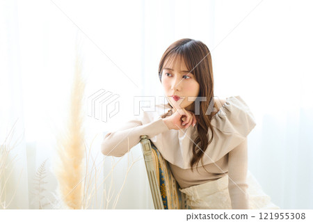 Young women's beauty autumn image 121955308