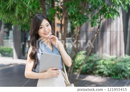 辦公區有平板電腦設備的女商人 121955415