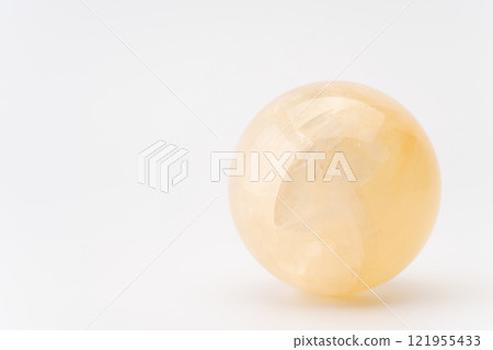 美麗的金色方解石球 121955433