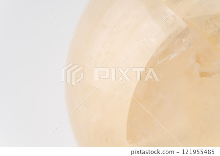 美麗的金色方解石球的特寫 121955485