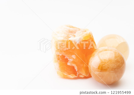 美麗的方解石原石和圓珠 121955499