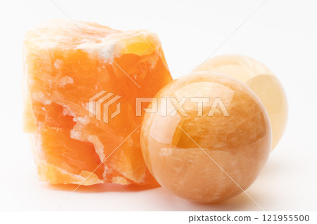 美麗的方解石原石和圓珠 121955500