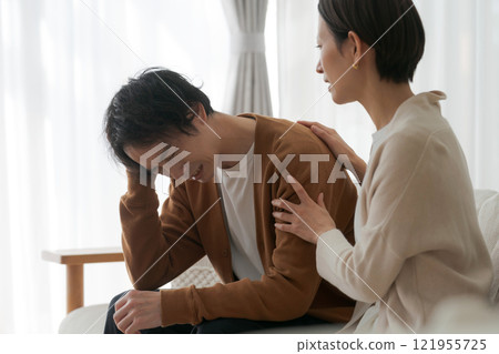 沮喪的丈夫和樂觀的妻子 121955725