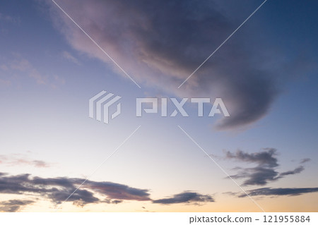 日出的天空與神秘的雲彩 日出的天空與神秘的雲彩 121955884