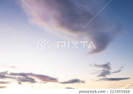 日出的天空與神秘的雲彩 日出的天空與神秘的雲彩 121955888