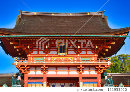 Beautiful tower gate and lion foxes at Fushimi Inari Taisha Shrine in Kyoto (Fushimi Ward, Kyoto City) 121955920