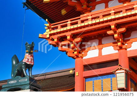 Fushimi Inari Taisha Shrine, Kyoto: Guardian Fox (Fushimi Ward, Kyoto City, Kyoto Prefecture) 121956075