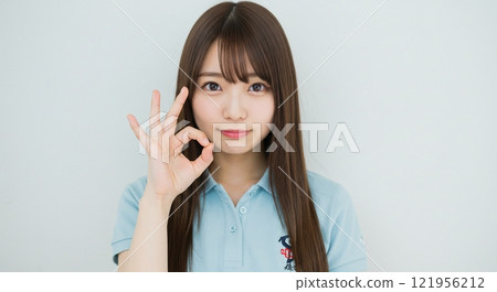 一個說好的女人,一個給 OK 手勢的女人 一個說好的女人,一個給 OK 手勢的女人 121956212