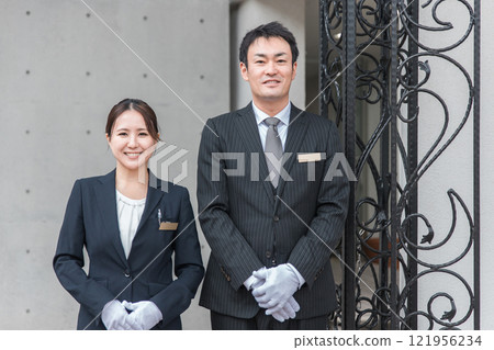 禮賓、旅館經營者、旅館經營者、婚禮策劃師 穿著西裝的男女在飯店工作 在飯店工作 121956234