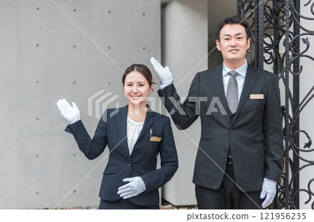 禮賓部、酒店男士、酒店經營者、婚禮策劃師男女穿著西裝在酒店工作 121956235