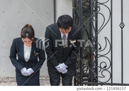 禮賓部、酒店男士、酒店經營者、婚禮策劃師男女穿著西裝在酒店工作 121956237