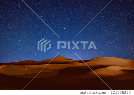 撒哈拉沙漠沙丘和星空 121956253