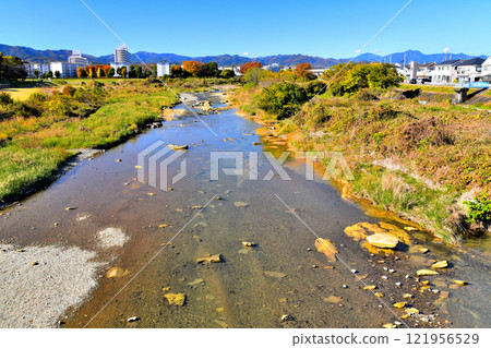 鶴卷橋/從淺川向上游望去（東京都八王子市） [2024.11] 121956529