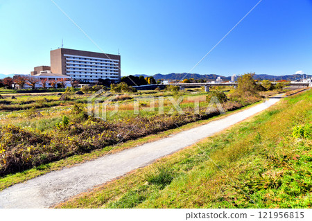 荻原橋附近/淺川上游/眺望八王子市政府（東京都八王子市） [2024.11] 121956815
