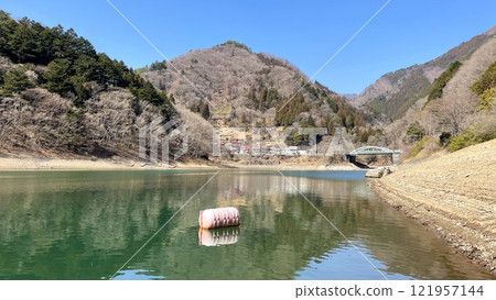 陽光明媚的春天的奧多摩湖 121957144