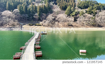 陽光明媚的春天的奧多摩湖 陽光明媚的春天的奧多摩湖 121957145