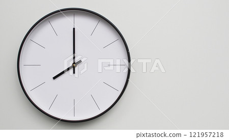 Wall Clock Showing 20.00/08.00 O'Clock on White Wooden Surface - Perfect for Time Management and Scheduling Concepts 121957218
