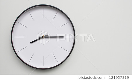 Wall Clock Showing 20.15/08.15 O'Clock on White Wooden Surface - Perfect for Time Management and Scheduling Concepts 121957219