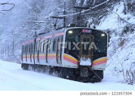 [JR East] E129 series in the snow (Shinetsu Main Line: Nagatori to Tsukayama) 121957304